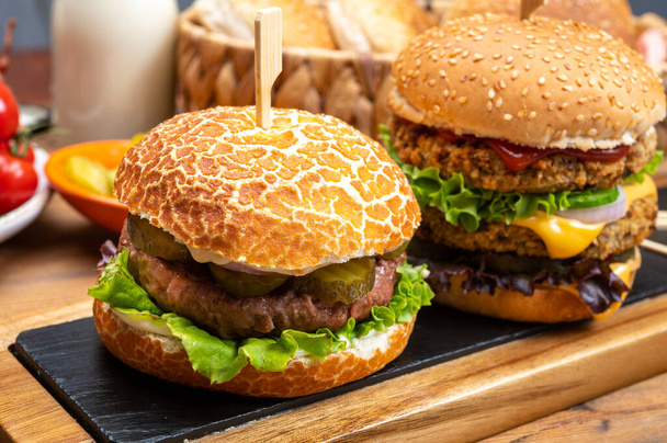 Savoureux cheeseburgers végétariens et hamburgers avec galettes rondes ou hamburgers à base de céréales, légumes et légumineuses - Photo, image