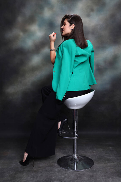 Jolie fille aux cheveux noirs pose en studio. Style, tendances, concept de mode. - Photo, image