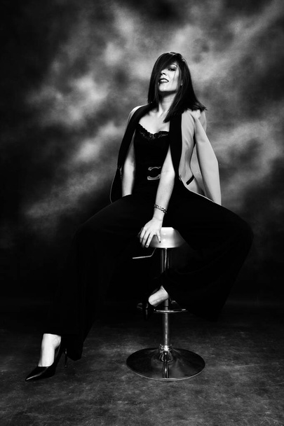 Jolie fille aux cheveux noirs pose en studio. Style, tendances, concept de mode. - Photo, image