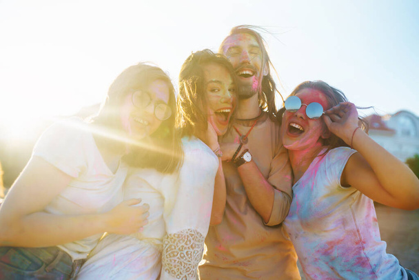 A group of friends have fun,  dance at the holi festival. Spring Break Beach Party. Celebrating traditional indian spring holiday. Friendship, Leisure, Vacation, Togetherness. - Foto, imagen