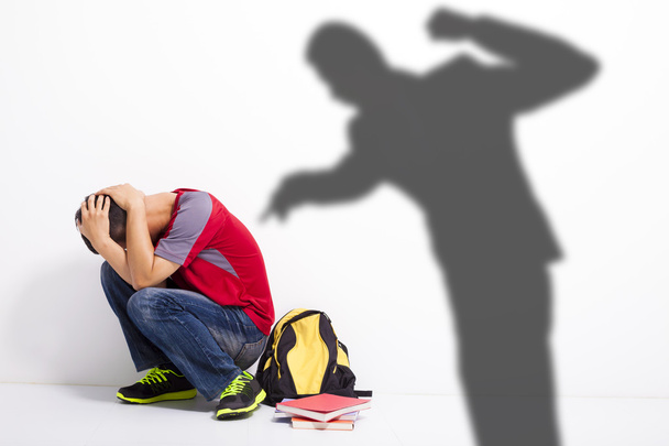  ο άνθρωπος σκιά επίθεση τρομοκρατημένος μαθητή με μια γροθιά  - Φωτογραφία, εικόνα