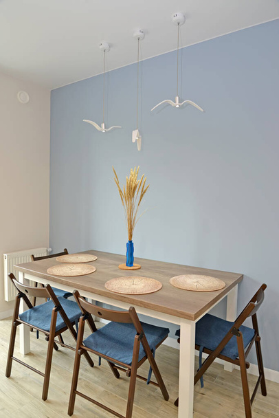 Dining table and chairs in the kitchen. Ecominimalism - Foto, immagini