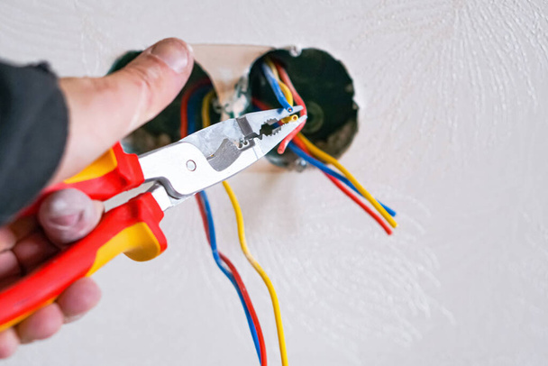 Mãos de eletricista instalar soquete na parede de gesso - Foto, Imagem
