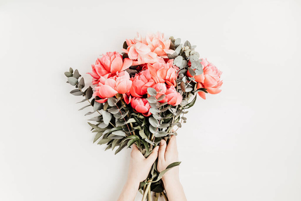 Rózsaszín bazsarózsa csokor. Kézműves virágüzlet, virágüzlet, virágszállítási koncepció, üdvözlőkártya ötlet. Felülnézet, lapos fektetés - Fotó, kép
