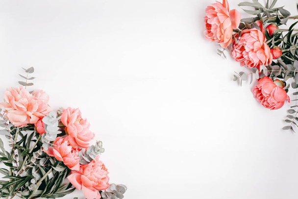 Rózsaszín bazsarózsa csokor. Kézműves virágüzlet, virágüzlet, virágszállítási koncepció, üdvözlőkártya ötlet. Felülnézet, lapos fektetés - Fotó, kép