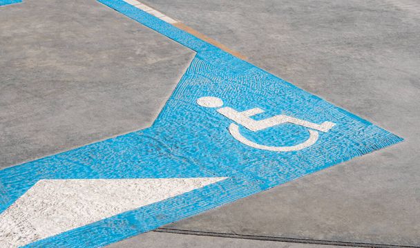 handicap icona a terra del parcheggio auto riserva per disabili in stazione di servizio urbano, accesso disabili assistenza sanitaria - Foto, immagini