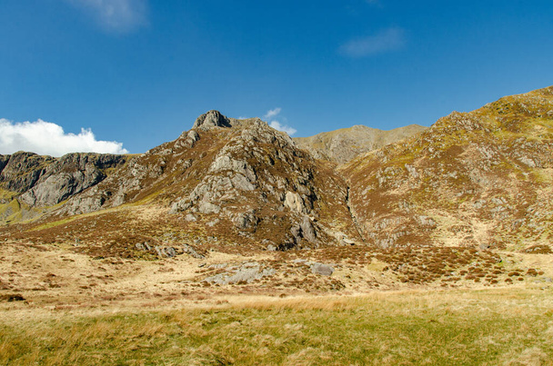 Гірський краєвид в Уельсі - біля диявольської кухні та озера Ллін-Ідаль. - Фото, зображення