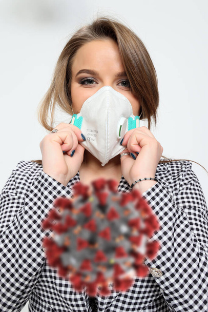 Όμορφη μελαχρινή κοπέλα φοράει προστατευτική ιατρική μάσκα λόγω του ιού της Κορόνας. Ιατρική, ιατρική φροντίδα. Προστασία από το Covid-19. - Φωτογραφία, εικόνα