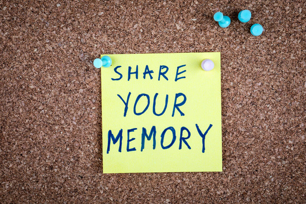 Μοιράσου τη μνήμη σου. Κείμενο σε αυτοκόλλητο σημείωμα καρφιτσωμένο σε πίνακα - Φωτογραφία, εικόνα