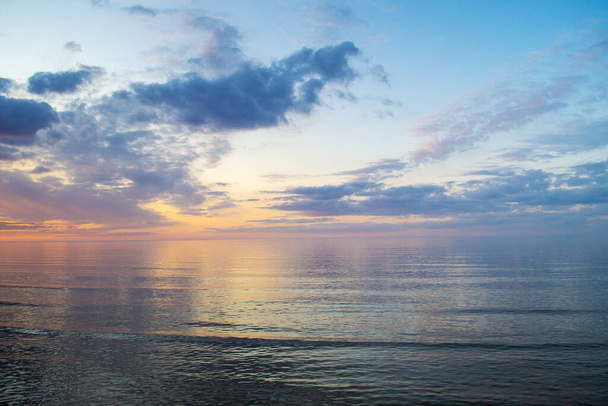 Nyári hangulat. Meleg este a parton. Gyönyörű színes naplemente a tenger felett - Fotó, kép