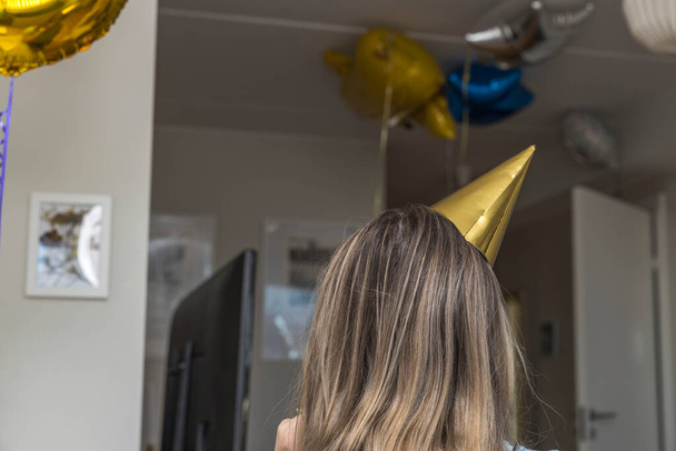 Vista de cerca de la mujer con decoración festiva en su cabeza. Países Bajos - Foto, Imagen