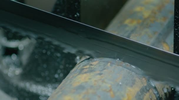 In der Schwerindustrie schneidet eine Maschine mit einer elektrischen Säge Metallstäbe für die weitere Produktion von Teilen daraus - Filmmaterial, Video