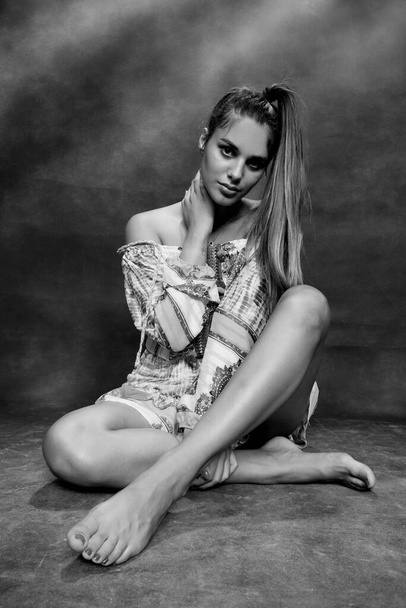Krásná brunetka ženský model pózuje ve studiu na izolovaném pozadí. Styl, trendy, módní koncept. - Fotografie, Obrázek