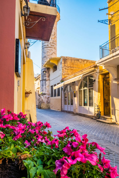 Malownicze uliczki miasta Chania weneckiego. Chania, Kreta, Grecja - Zdjęcie, obraz