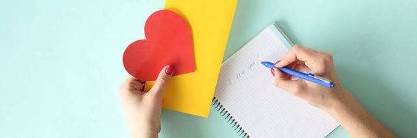 Mujer escribiendo carta con bolígrafo para San Valentín primer plano - Foto, imagen