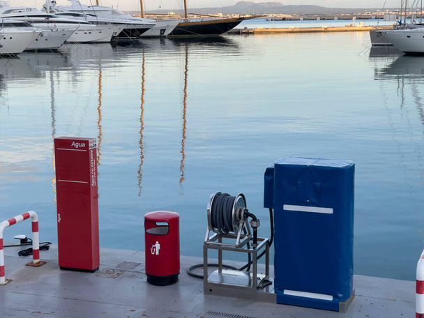 Veneen huolto- ja vesiasema Palma de Mallorcan satamassa - Valokuva, kuva