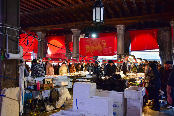 イタリアのヴェネツィアのリアルト近くの魚市場 - 写真・画像