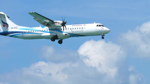 Bangkok Airways ATR flies overhead - Πλάνα, βίντεο