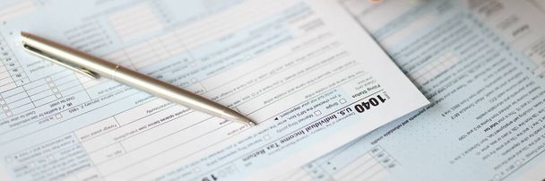 Calculadora de mano sobre formulario de impuestos documento de primer plano - Foto, Imagen
