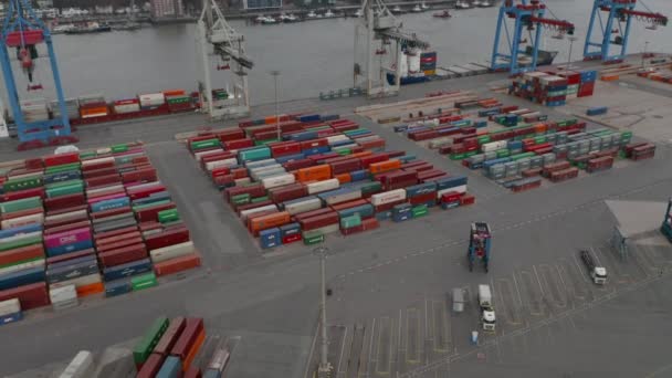 Montacargas y contenedores de carga coloridos en el puerto de envío industrial en Hamburgo, Alemania - Imágenes, Vídeo