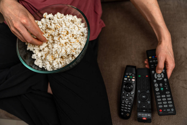 dálkové ovládání a popcorn při sledování filmu a vysílání - Fotografie, Obrázek