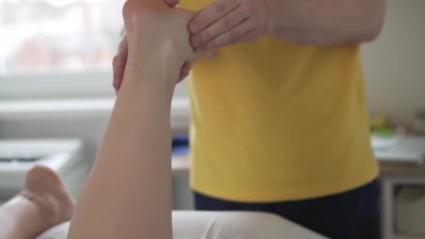 Close-up, de masseur masseert de voeten van een vrouw - Video