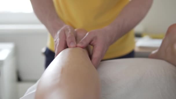 Gros plan sur le massage thérapeutique des jambes - Séquence, vidéo
