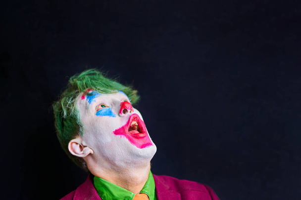 Чоловік у клоун-макіяжі
 - Фото, зображення