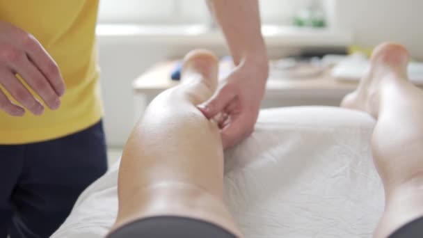 O massagista massageia pernas de mulheres com o óleo - Filmagem, Vídeo