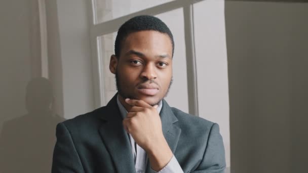 Közelkép Fiatal gondolkodó Komoly afro-amerikai férfi diák, irodai dolgozó aggódik a probléma vagy koncentráló elme a munkahelyen, fiatal vegyes fajú srác gondolkodás inspiráció keresés megoldás ötletek - Felvétel, videó