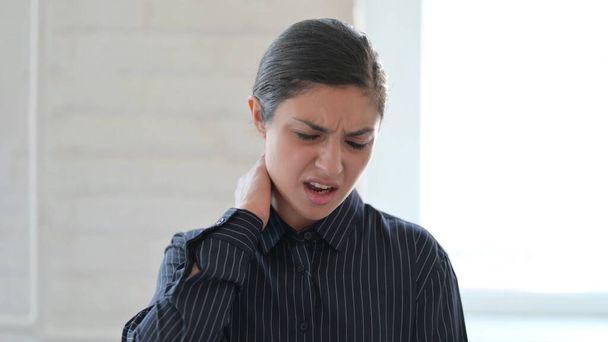 Estressado Jovem Indiana Mulher com dor no pescoço  - Foto, Imagem