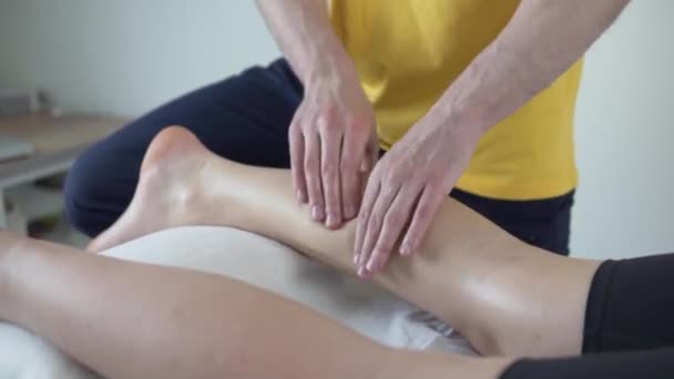 Massagem de umas pernas de mulher, close-up - Filmagem, Vídeo