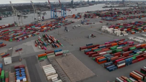 Hamburg limanındaki kargo konteynır terminalinde forkliftler - Video, Çekim