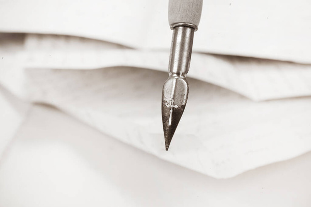 Old vintage fountain pen on a papers background - Foto, Bild