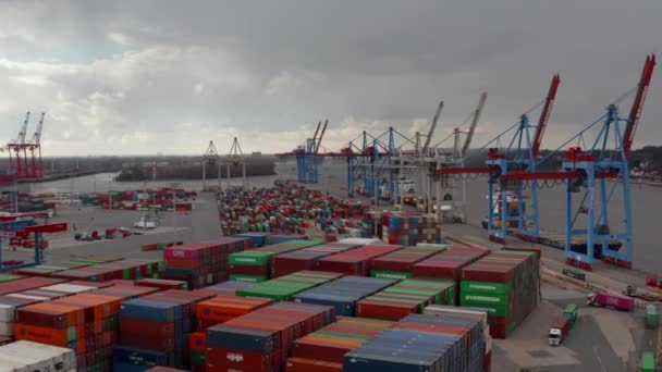 Pomalý letecký dolly přes barevné nákladní kontejnery a průmyslové stroje v mezinárodním přístavu v Hamburku - Záběry, video