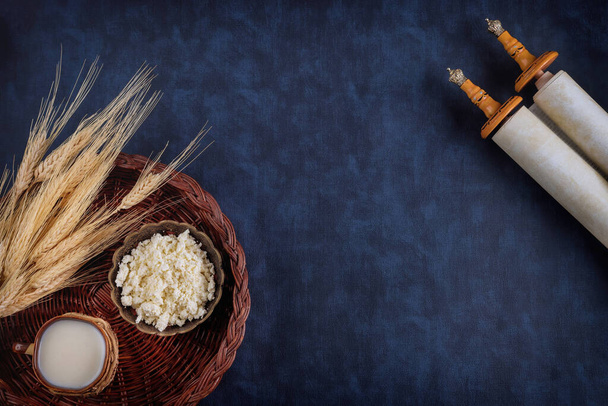 Шавуот является традиционным религиозным еврейским праздником праздник на свитке Торы - Фото, изображение