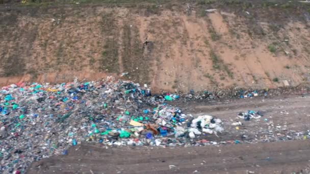 Pohyb kamery podél obrovské skládky odpadků. Letecký pohled na skládku, odpad a skládku odpadu. Koncept ekologických problémů.  - Záběry, video