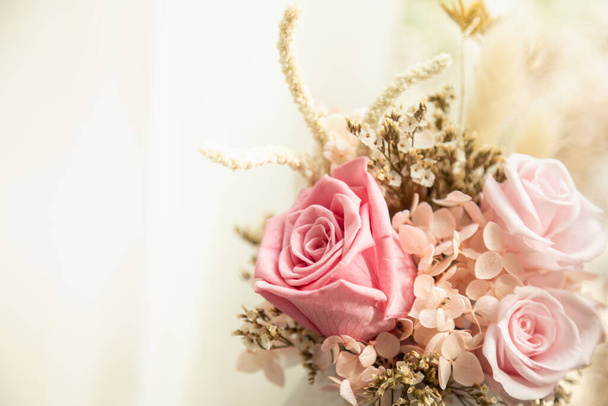Szekrény egy gyönyörű csokor rózsaszín rózsa fénymásoló hely szöveg. - Fotó, kép