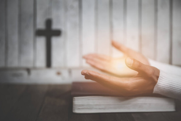 духовное воспитание, молитвенник в руках женщины, Религиозный фон, священная книга. - Фото, изображение