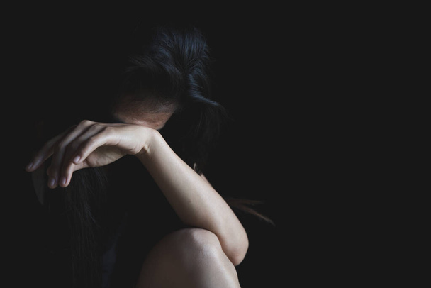  krásná dospívající dívka sedí na podlaze s pláčem, Rodinné problémy, sexuální dysfunkce, násilí, obchodování s lidmi. - Fotografie, Obrázek