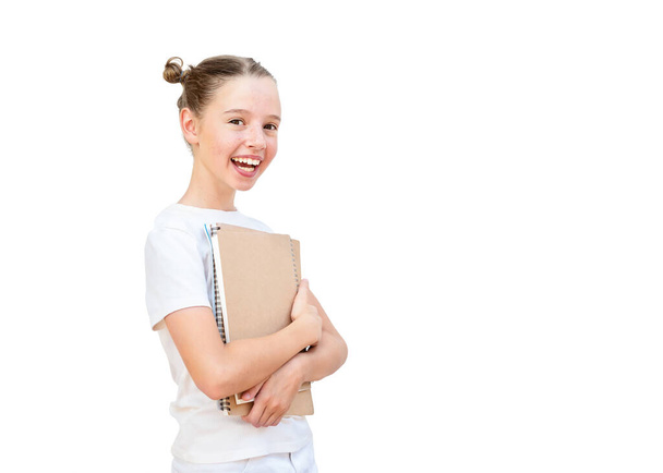 Дитяча дівчина з блокнотами повертається до школи ізольовано на білому тлі
 - Фото, зображення