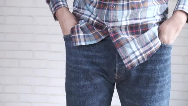 νεαρός άνδρας δείχνει άδειο παντελόνι τσέπη με αντίγραφο χώρο  - Πλάνα, βίντεο