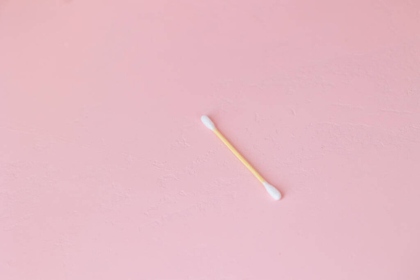 environmentally friendly bamboo and cotton cotton buds on a pink background, bamboo toothbrushes for adults and children. human personal hygiene products without harming the environment - Foto, Bild