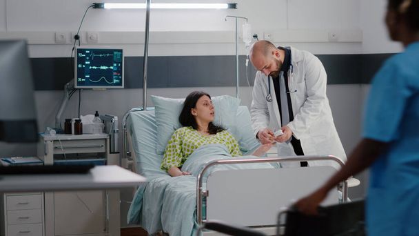 Pszichiáter orvos elemzi a szívverést az orvosi tanácsadás során a kórházi kórteremben - Fotó, kép