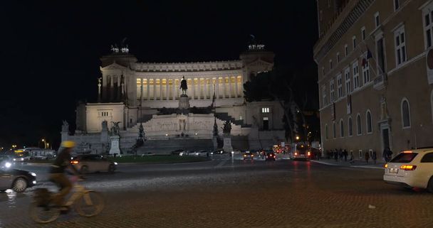 Городское движение в Риме по Алтарю Отечества - Фото, изображение