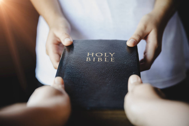 Frau gibt Bibel und evangelisiert jemanden, Evangelium - Foto, Bild