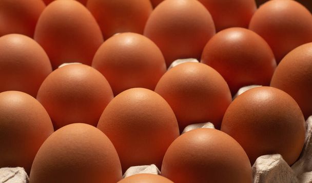 Kuřecí hnědá čerstvá syrová vejce v papírové nádobě. Složky na vaření. Koncept zdravého stravování. Selektivní zaměření. - Fotografie, Obrázek