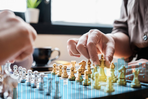 Équipe d'affaires jouant aux échecs avec stratégie virtuelle financière. - Photo, image