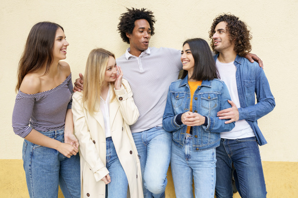 Grupo multiétnico de amigos posando mientras se divierten y ríen juntos - Foto, imagen