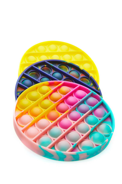 Барвиста поп-бульбашка, сенсорна антистресова іграшка, ізольована на білому тлі
. - Фото, зображення